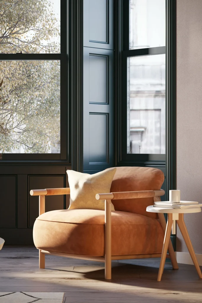 Sillón tapizado junto a ventanal con mesa auxiliar de madera, diseño de interiores