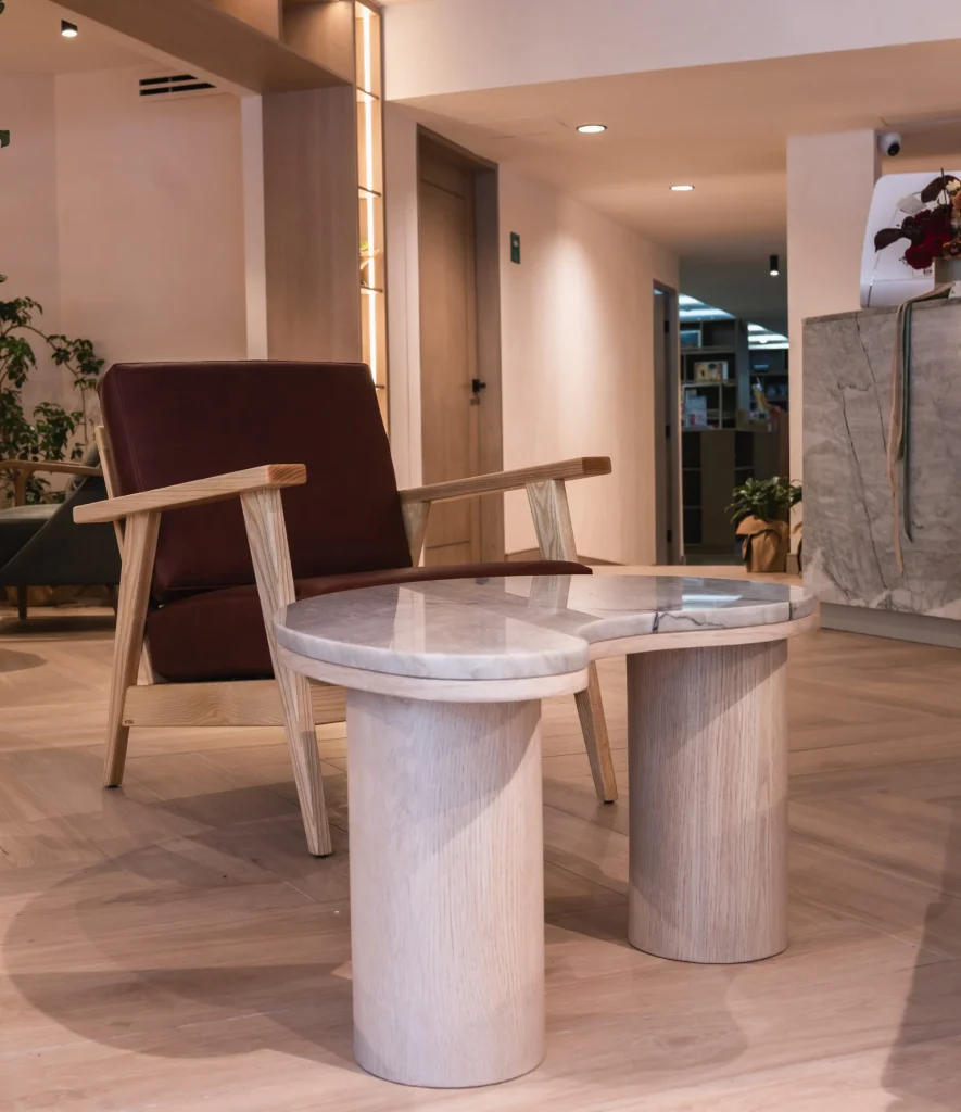 Interior de Casa COA 106 con madera e iluminación cálida